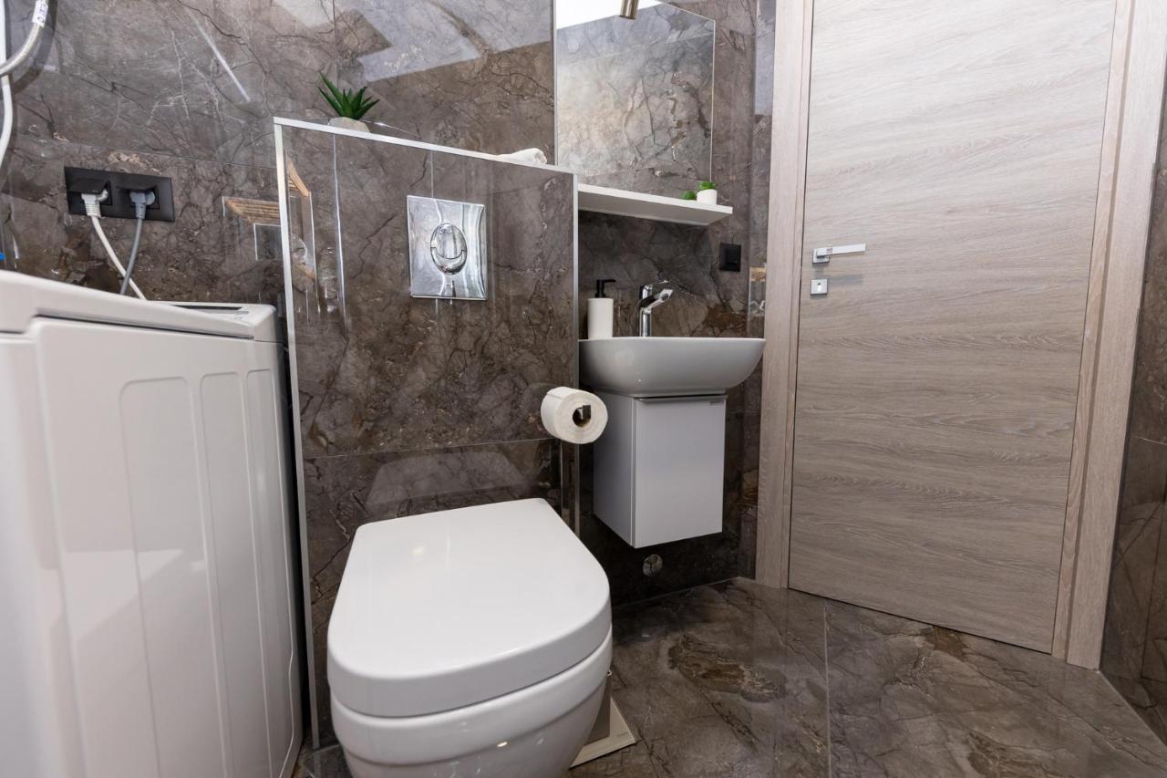 New Studio For 2, Free Private Garage Spot, Wi-Fi, 200 M From Mall Of Split Extérieur photo